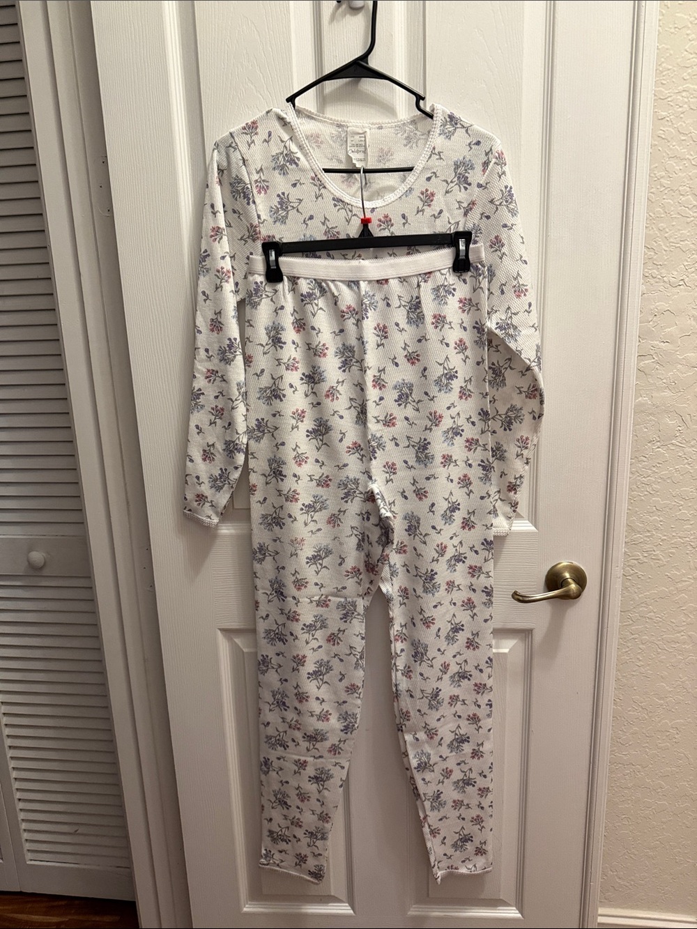 Cold Pruf Women’s White Floral Long-Sleeve Thermal Shirt and Pants